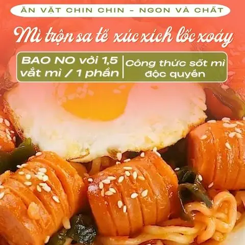 Hình ảnh [1,5 vắt] Mì trộn sa tế xúc xích xông khói + trứng lòng đào