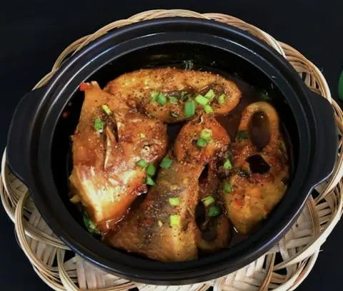 Hình ảnh Cá điêu hồng kho + cơm + canh 