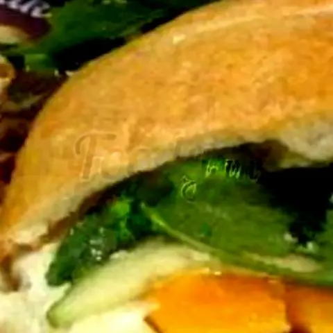 Hình ảnh Bánh Mì Tròn Xúc Xích -Trứng