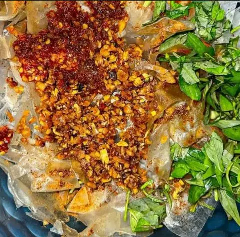 Hình ảnh Bánh tráng trộn tỏi phi rau răm sate