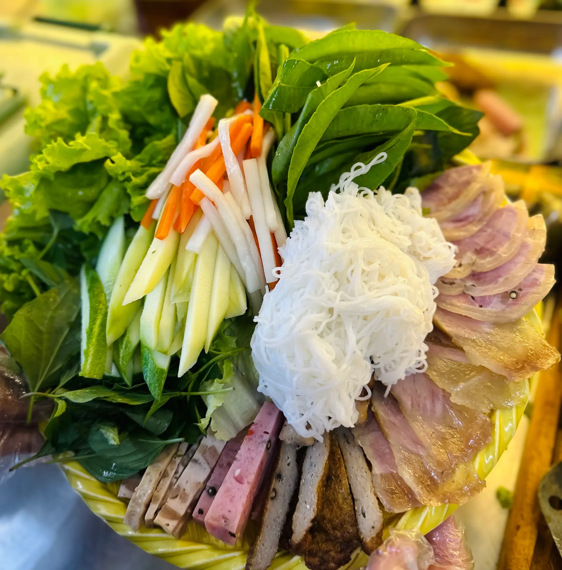 Hình ảnh Mẹt thập cẩm 2 người ( nem nương, thịt luộc, thịt ngâm, chả cá chiên, nem chua, chả ớt xiêm xanh)