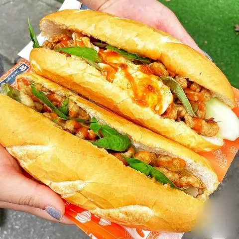 Hình ảnh Bánh Mì Chả Cá+Trứng Ốp La