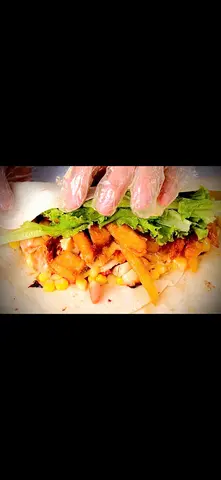 Hình ảnh tacos bò trứng phô mai + coca + khoai tây