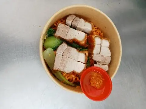 Hình ảnh Mì trộn heo giòn