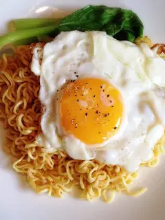 Hình ảnh Mì trộn indomie ốp la (1 người ăn)