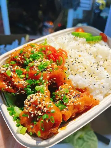 Hình ảnh Cơm Gà Sốt Cay 