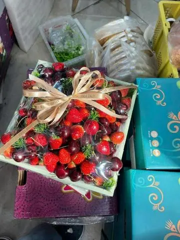 Hình ảnh Khay Quà Dâu Tây Và Cherry To Vip