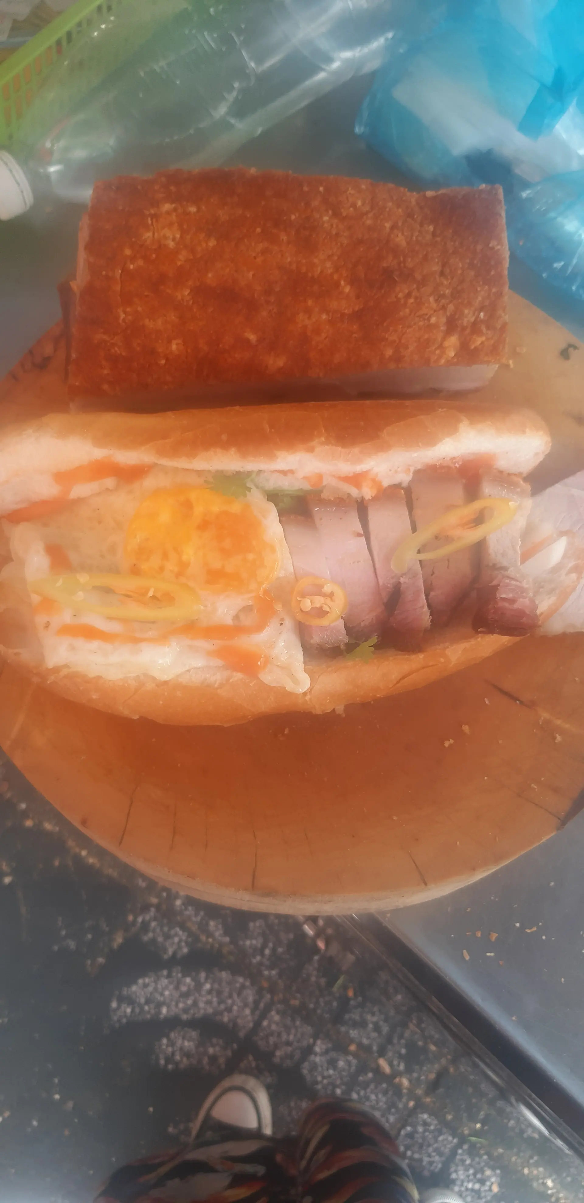 Hình ảnh Bánh mì heo quay ốp la