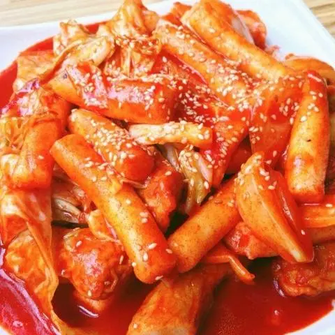 Hình ảnh Tokbokki Sốt Bơ Cay (Xúc Xích,Mè,Tôm Cá Viên Bọc Trứng, Bắp/Cải Thảo, Chả Cá Hàn Quốc)