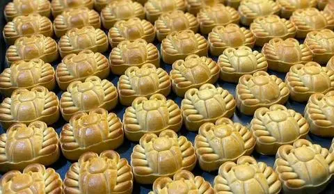 Hình ảnh Bánh con cua nhân dừa - đậu xanh sầu riêng trứng muối