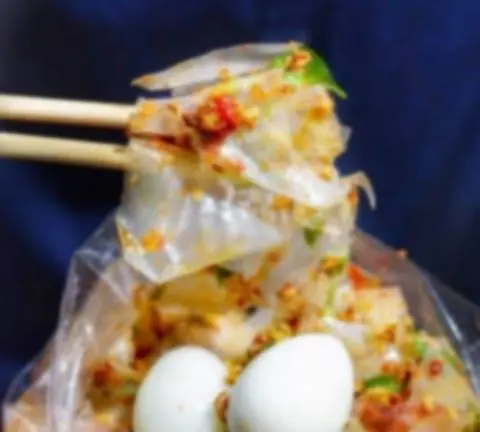 Hình ảnh Bánh tráng tỏi ớt Vừa - 2 trứng cút