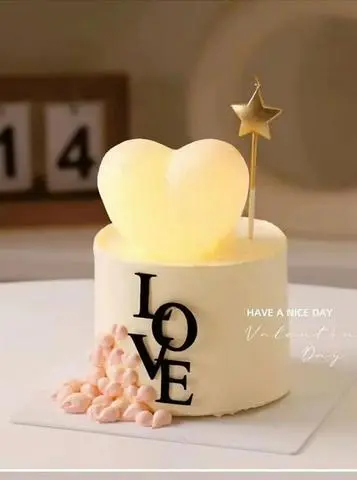 Hình ảnh Bánh Kem Tình Yêu Trang Trí 22 cm
