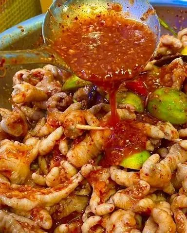 Hình ảnh Chân gà rút xương sốt thái phần khổng lồ (4-5 người )