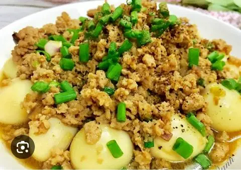 Hình ảnh cơm thịt bằm rim trứng cút 