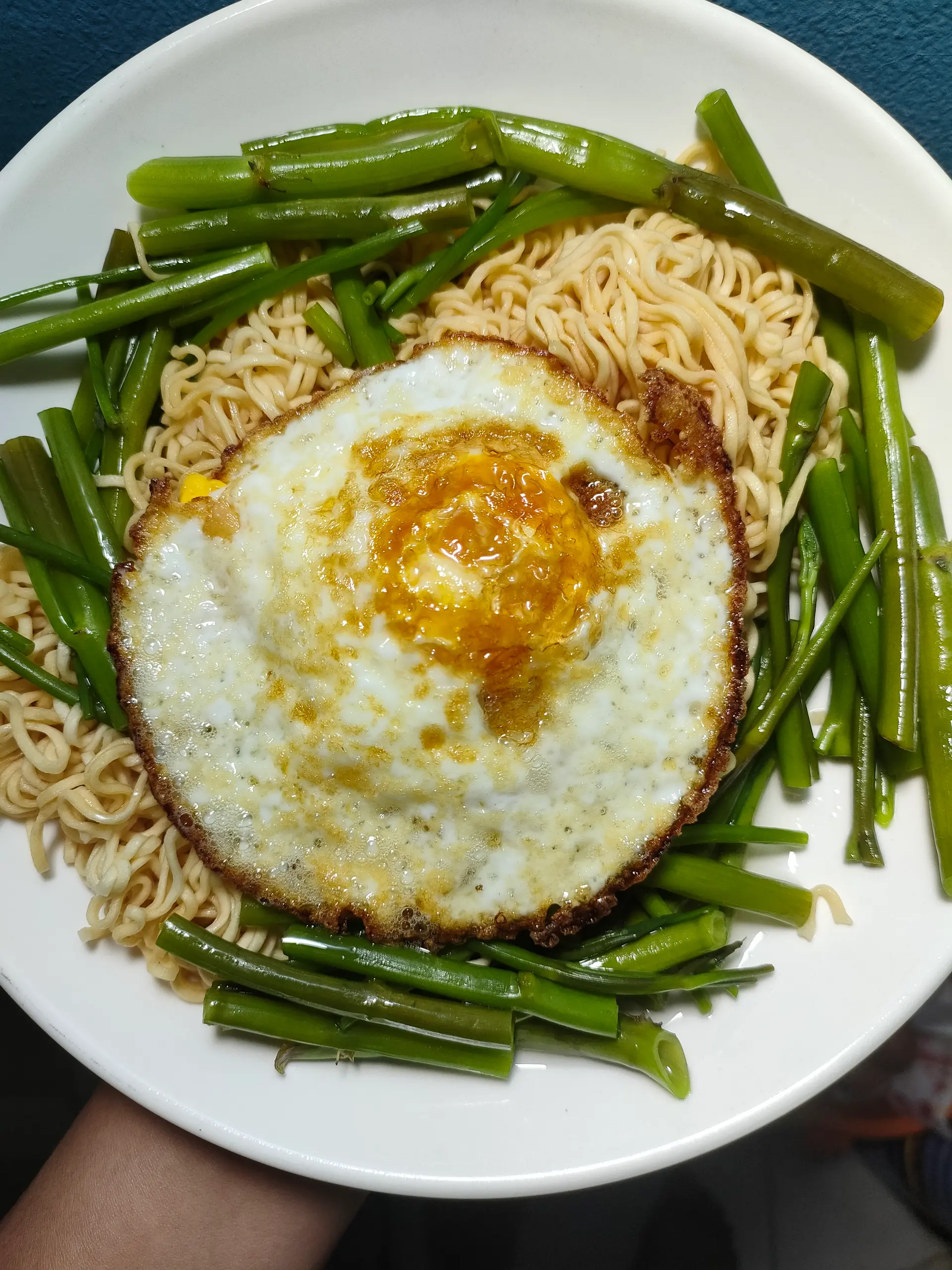 Hình ảnh mì trộn trứng ốp la 