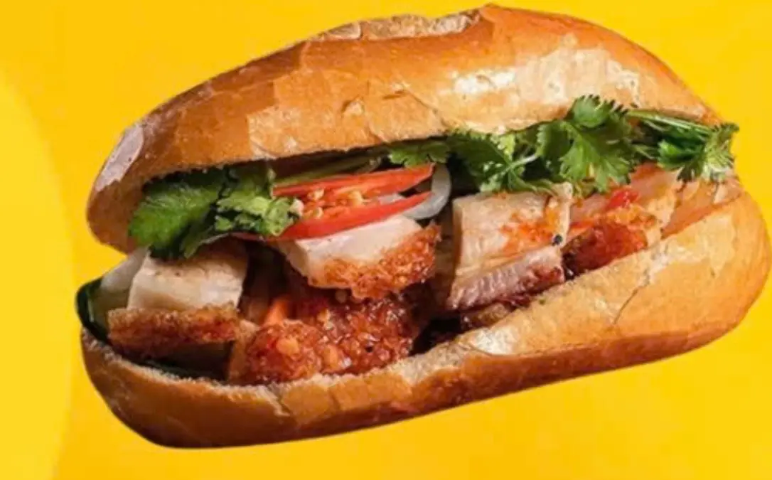 Hình ảnh Bánh mì heo quay , nước sốt, ớt rim hoặc trái