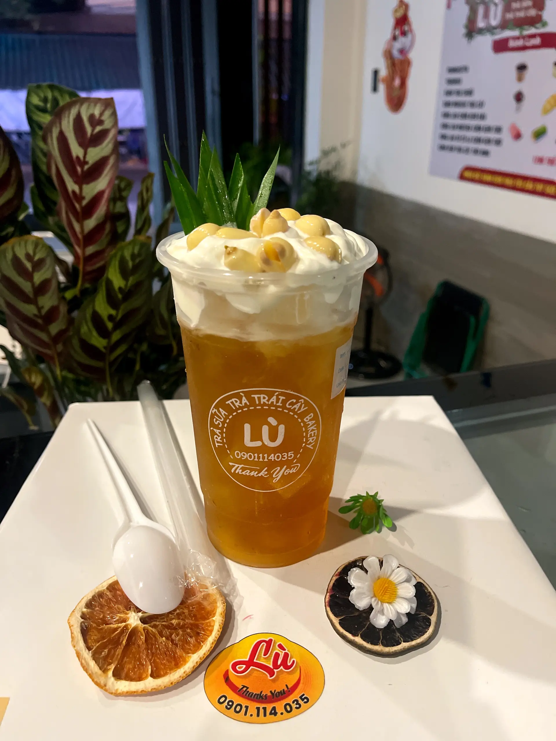 Hình ảnh Trà ô long sen vàng macchiato