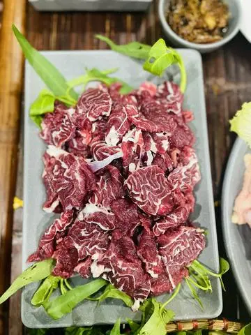Hình ảnh Bắp bò nhúng lẩu thêm