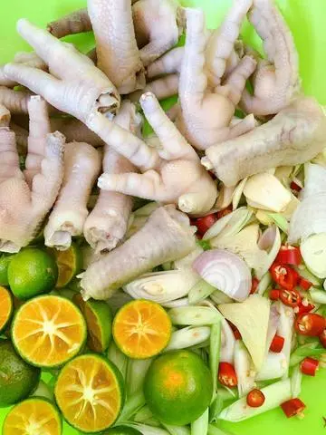Hình ảnh Chân Gà Sả Tắc ( 300g không tính nước)