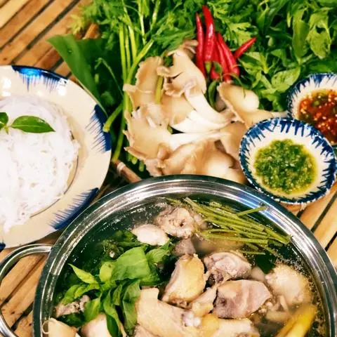 Hình ảnh Lẩu Gà Lá É L (gà ta) tặng Trà sữa rang
