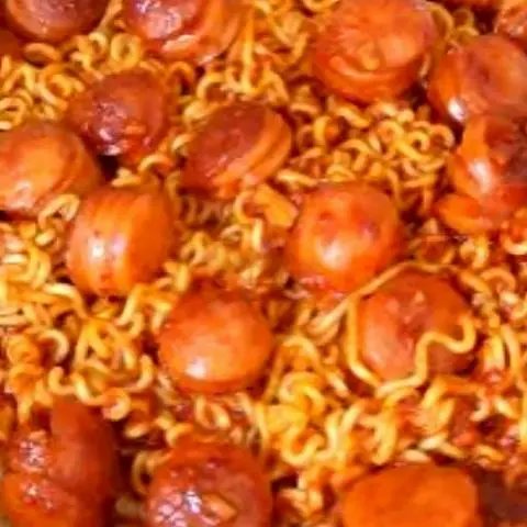 Hình ảnh Mì xào xúc xích xốt nước mắm