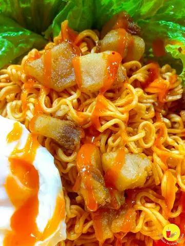 Hình ảnh mỳ trộn xúc xích +tóp mỡ 