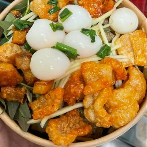 Hình ảnh Bánh tráng ps trộn mỡ hành Da heo+ tóp mỡ+ trứng cút 