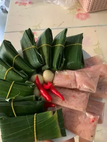 Hình ảnh 2 cái nem chua