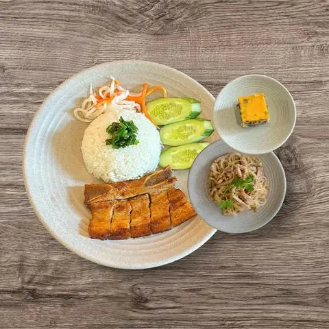Hình ảnh Cơm tấm ba rọi nướng bì chả