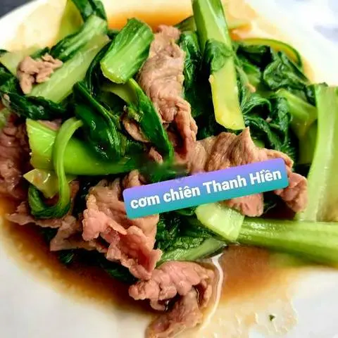 Hình ảnh Cơm bò xào cải thìa - xúc xích thêm