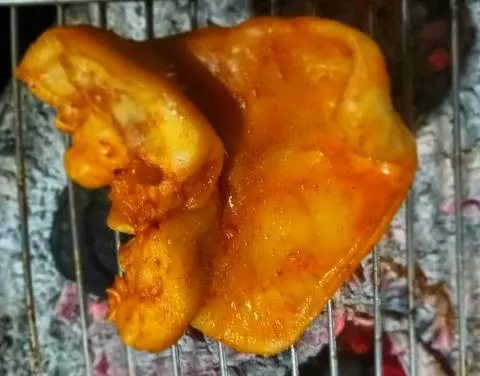 Hình ảnh Tai heo nướng sốt cay 