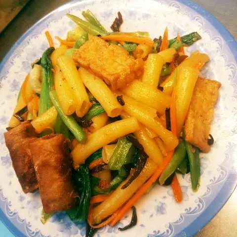 Hình ảnh Nui xào chay.