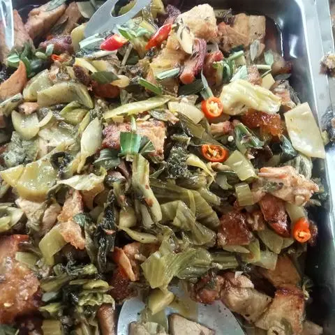 Hình ảnh Heo quay xào dưa cải