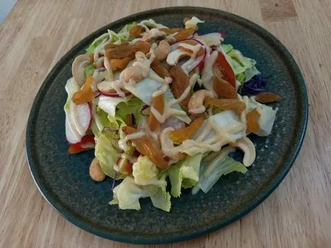 Hình ảnh Salad hạt điều củ cải đỏ