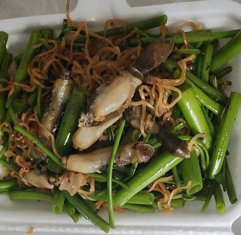 Hình ảnh Mì xào với Ốc móng tay và rau muống