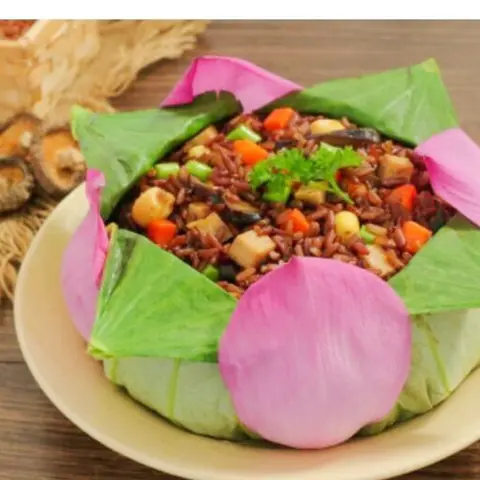 Hình ảnh Cơm gạo lứt lá sen