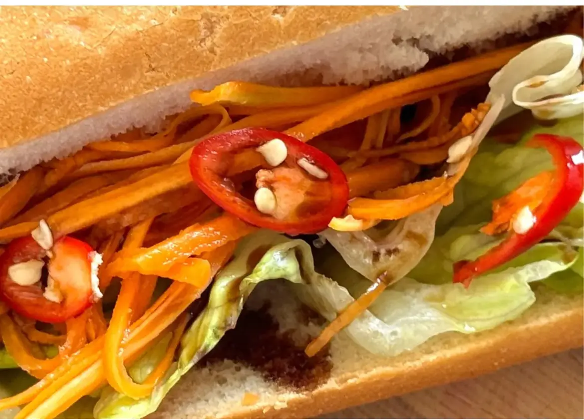 Hình ảnh Bánh mì Bơ Rau Củ chay