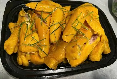 Hình ảnh 1 con gà ủ muối có đầu chân - chặt sẵn