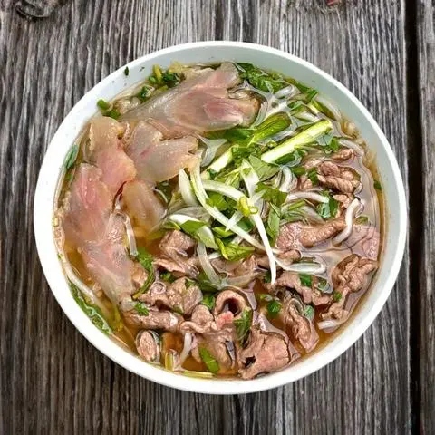Hình ảnh Bún bò tái - gân