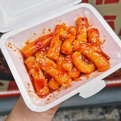 Hình ảnh Tokbokki (Bánh gạo chiên) phủ sốt