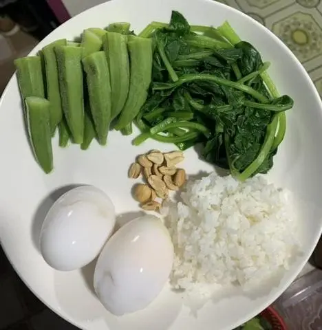 Hình ảnh Trứng - đậu bắp - bó xôi luộc - cơm trắng