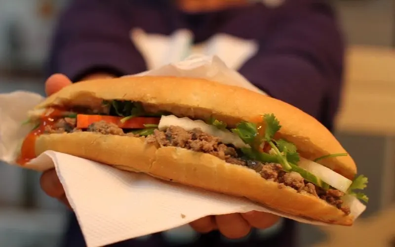 Hình ảnh Bánh Mì Pate Trứng Chiên 