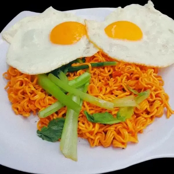 Hình ảnh Mì Trộn Trứng Ốp