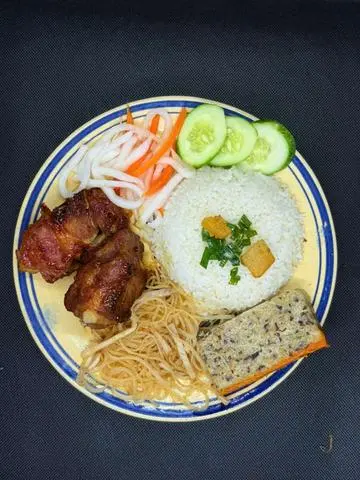 Hình ảnh Cơm tấm sườn que bì chả