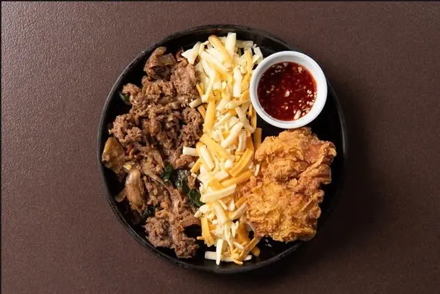 Hình ảnh Bò bulgogi - gà cay ngọt phô mai