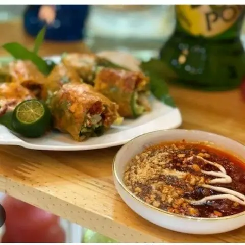 Hình ảnh Bánh tráng cuộn chấm sốt me