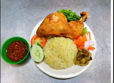 Hình ảnh Cơm Gà Má Đùi Lớn Chiên 