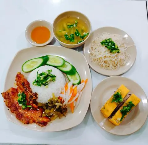 Hình ảnh Cơm sườn bì chả