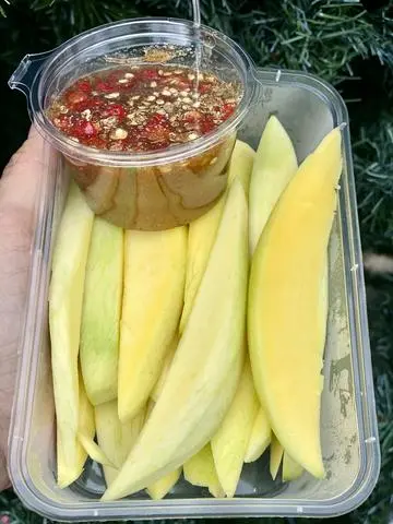 Hình ảnh Xoài gọt sẵn kèm mắm đường