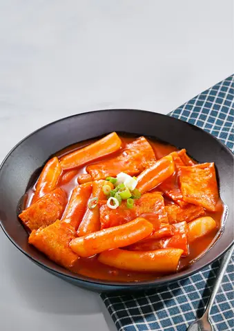 Hình ảnh Tokbokki thường sốt Hàn Quốc bánh cá